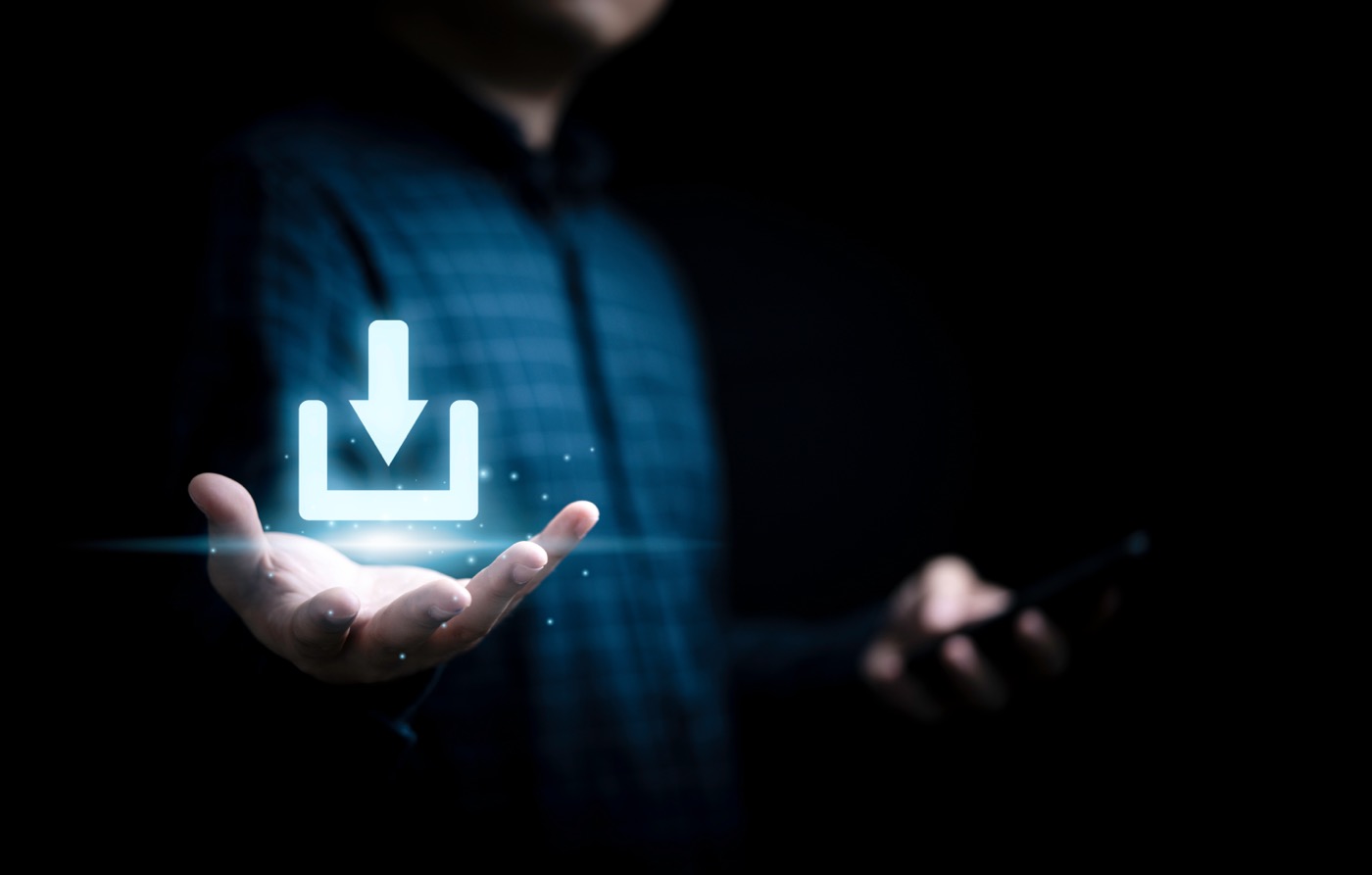 Eine Person hält eine geöffnete Handfläche hoch, über der ein leuchtend blau-weißes Download-Symbol schwebt.
