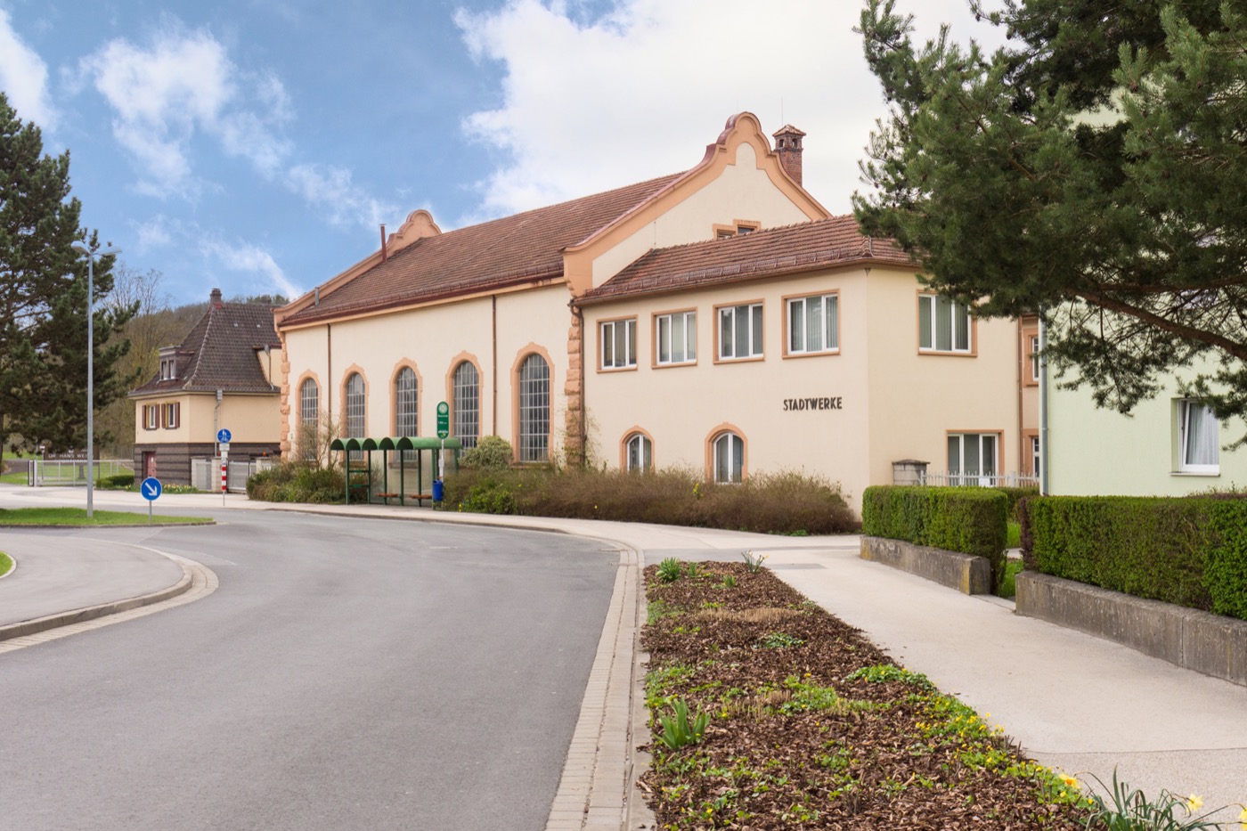 Das Betriebsgebäude und der Hauptsitz der Stadtwerke Bad Kissingen an einer Zufahrtsstraße.