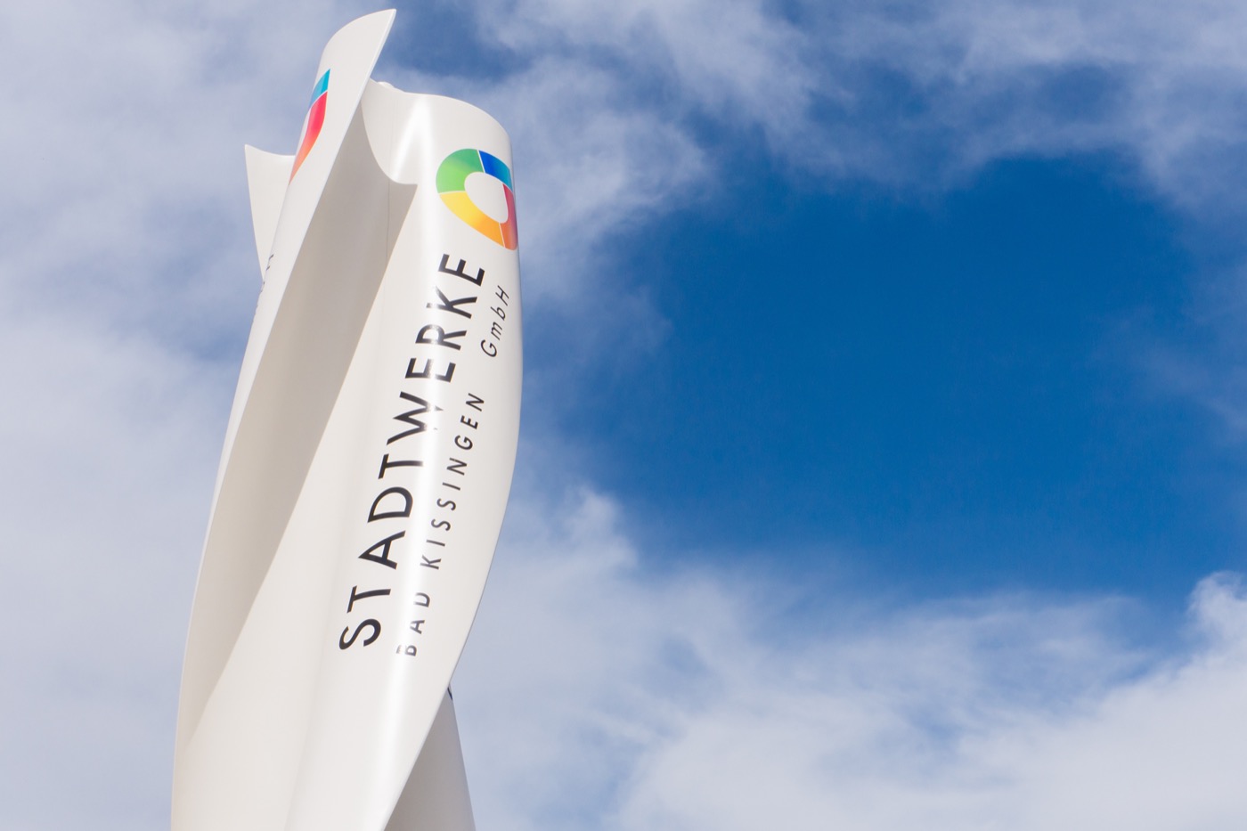 Vertikale Windturbine mit Logo der Stadtwerke Bad Kissingen.